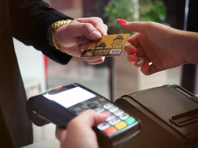 نسعى جاهدين لتحقيق الاستقرار المالي لعملائنا